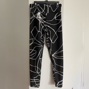 DKNY Women's Tight Printed High Waist Performance Leggings in Black/white